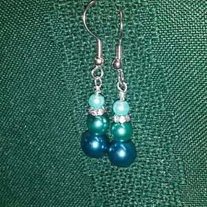 HYPOALLERGENIC variegated snowman earrings aqua